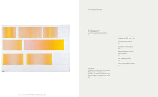 Eine Doppelseite aus einem Kunstkatalog. Links ist ein abstraktes Kunstwerk mit rechteckigen Farbfeldern in Gelb- und Orangetönen auf einem Gitterhintergrund abgebildet. Rechts steht das Inhaltsverzeichnis des Buches auf einer cremefarbenen Seite.