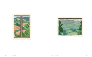 Eine Buch-Doppelseite mit zwei Aquarellen. Links eine Landschaft mit grünen und ockerfarbenen Hügeln, gesehen durch ein Fenster. Rechts eine Landschaft mit grünen und blauen Hügeln bei Regen, flankiert von Bäumen.