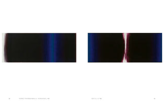 Eine Doppelseite aus einem Kunstkatalog zeigt zwei abstrakte Gemälde von 1983. Links ein horizontales Gemälde, das hauptsächlich schwarz ist, mit einer unscharfen roten Kante links und vertikalen blauen Streifen rechts. Rechts ein Diptychon aus zwei dunklen Tafeln, die in der Mitte durch einen weißen Spalt getrennt sind, der von groben, magentafarbenen Pinselstrichen flankiert wird.