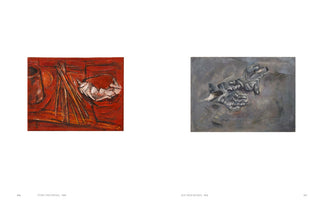 Eine Doppelseite aus einem Kunstkatalog mit zwei Gemälden. Links ein expressionistisches Stillleben mit dem Titel TUBE UND PINSEL, 1958, das Pinsel und eine Farbtube auf einem leuchtend roten Hintergrund zeigt. Rechts ein Gemälde in Grautönen mit dem Titel AUF DEM BODEN, 1958, das ein Paar Handschuhe darstellt, die auf dem Boden liegen.