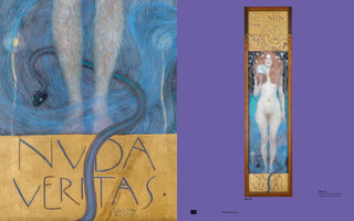 Eine Buchseite mit lavendelfarbenem Hintergrund, die das Gemälde Nuda Veritas von Gustav Klimt zeigt. Links ist eine Nahaufnahme des unteren Teils zu sehen, mit den Beinen der Figur, einer dunklen Schlange und dem goldenen Schriftzug NUDA VERITAS. Rechts ist das gesamte hochformatige Gemälde abgebildet, das eine nackte Frau mit rotem Haar zeigt, die einen Spiegel hält.