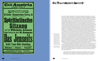 Eine Doppelseite aus einem Buch. Auf der linken Seite ist ein großes, grünes Plakat für eine Spiritistische Sitzung im Café Austria zu sehen, geleitet von Wilhelmine Assmann. Die rechte Seite enthält einen Textblock in deutscher Sprache mit der Überschrift Die Traummalerin kommt