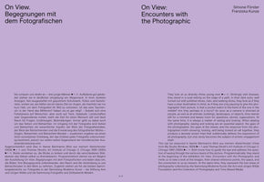 Eine Doppelseite aus einem Katalog auf hellviolettem Hintergrund. Die linke Seite zeigt Text auf Deutsch unter der Überschrift On View. Begegnungen mit dem Fotografischen. Die rechte Seite zeigt den gleichen Text auf Englisch unter der Überschrift On View: Encounters with the Photographic und den Namen der Autorinnen. Unten mittig stehen die Seitenzahlen 8-9.