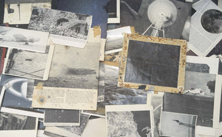 Eine Collage aus vielen übereinanderliegenden Schwarz-Weiß-Fotografien und Textausschnitten, die Motive wie ein zerbombtes Gebäude, ein Flugzeug, das Meer, einen Sternenhimmel und den Mond zeigen.
