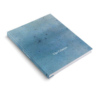 Ein Hardcover-Buch mit dem Titel Vija Celmins liegt auf einer weißen Oberfläche. Der Einband ist blau und gesprenkelt und erinnert an einen Nachthimmel. Der Titel steht in weißer Schrift auf dem Einband und dem Buchrücken.