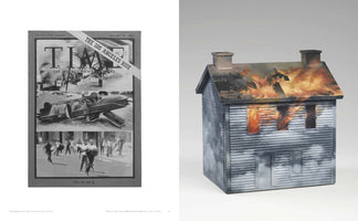 Ein Bild, das zwei Kunstwerke nebeneinander stellt. Links ein schwarz-weißes Gemälde des Time-Magazin-Covers vom 20. August 1965 über den Los Angeles Riot, das Fotos von Unruhen zeigt. Rechts eine Skulptur eines zweistöckigen, rußgeschwärzten Hauses, dessen Dach und obere Fenster in Flammen stehen.