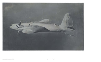 Ein körniges Schwarz-Weiß-Gemälde eines zweimotorigen US-Militärbombers aus dem Zweiten Weltkrieg, der von links nach rechts vor einem dunklen Himmel fliegt. Am Rumpf und am Heckleitwerk sind Hoheitszeichen zu erkennen, und ein Teil des Hecks scheint beschädigt zu sein und schleift hinterher.