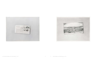 Zwei nebeneinander angeordnete Kunstwerke in Grautönen auf einer weißen Seite. Das linke Bild zeigt einen benutzten Briefumschlag mit Briefmarken und Poststempel. Das rechte Bild zeigt ein zerrissenes Foto einer weiten Landschaft unter einer großen Wolkenformation.