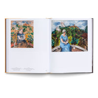 Ein aufgeschlagenes Kunstbuch, das auf den gegenüberliegenden Seiten zwei farbenfrohe, expressionistische Gemälde einer Frau in einem blauen Kleid zeigt, die im Freien sitzt und von weißen Tauben umgeben ist, mit einer hügeligen Landschaft im Hintergrund.