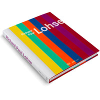 Ein Hardcover-Buch mit dem Titel Richard Paul Lohse liegt auf einer weißen Oberfläche. Das Cover ist mit breiten, diagonalen Streifen in Gelb, Grün, Orange, Blau, Violett und Rot gestaltet. Der Buchrücken ist weiß mit violetter Schrift, und die rote Buchbindung ist sichtbar.