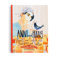 Das Buchcover von Anni und Hans Kunst und Leben mit Schnüren und Weben von Emily Hall und Victoria Semykina. Die Illustration im Aquarellstil zeigt eine Frau mit einem blau-weiß gepunkteten Kopftuch, die einen kleinen, blauen Vogel in ihrer Hand betrachtet. Der Vogel hält einen roten Faden, der sich durch das Bild zieht, vor einem Hintergrund aus orangefarbenen vertikalen Linien und gewebten Mustern.