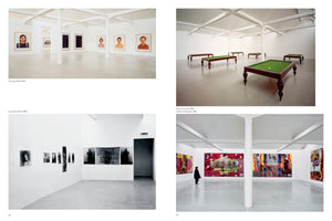 Eine Bildkomposition aus vier Fotografien, die verschiedene Kunstausstellungen in hellen, weißen Galerieräumen darstellen. Oben links hängen große Farbporträts an der Wand. Oben rechts sind mehrere Billardtische im Raum verteilt. Unten links sind verschiedene Schwarz-Weiß-Fotografien ausgestellt. Unten rechts steht eine Person vor großen, bunten Gemälden.