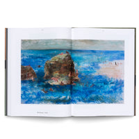 Ein aufgeschlagenes Buch zeigt ein doppelseitiges, expressionistisches Gemälde einer Küste, betitelt Böcklinade, 1958. Große Felsen ragen aus dem aufgewühlten blauen Meer, auf denen und um die herum sich Menschen aufhalten. Rechts befindet sich ein Sandstrand mit weiteren Figuren.