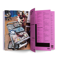 Ein aufgeschlagenes Kunstbuch, das auf der linken Seite das Foto eines Ateliers mit einer Künstlerpuppe und einem Wagen voller Pastellkreiden zeigt und auf der rechten Seite Text auf magentafarbenem Grund.