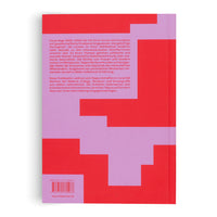 Die Rückseite eines Buches mit einem grafischen Muster aus ineinandergreifenden, blockartigen Formen in Rot und Helllila. In den helllila Bereichen ist ein schwarzer Text auf Deutsch abgedruckt. Unten links sind eine ISBN, ein Barcode und eine Webadresse zu sehen.