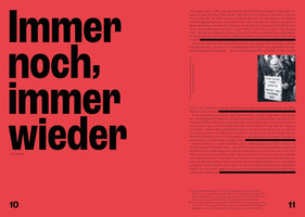 Eine Doppelseite aus einem Magazin mit rotem Hintergrund. Links steht in großer schwarzer Schrift der Titel Immer noch, immer wieder. Rechts befindet sich ein Artikeltext mit einem Schwarz-Weiß-Foto einer älteren Frau, die ein Protestschild mit der englischen Aufschrift I CAN'T BELIEVE I STILL HAVE TO PROTEST THIS FUCKING SHIT hält.