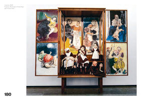 Ein großes, offenes Holz-Oratorium auf einem Tischgestell in einer Galerie. Der Schrank ist ein Triptychon, dessen Inneres mit expressiven Gemälden und dreidimensionalen Puppen gefüllt ist, die verstörende Szenen von Gewalt und Leid darstellen. Im zentralen Bereich sind auf Regalen mehrere Puppen arrangiert, darunter eine schwarze Dienerin, die eine leblose, weiße Puppe hält.