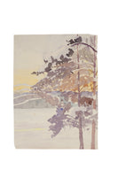 Aquarell einer verschneiten Landschaft bei Sonnenaufgang oder Sonnenuntergang. Rechts im Bild stehen Bäume mit dunklen, schneebedeckten Ästen. Zwischen den Bäumen ist die Silhouette eines braunen, bärenartigen Tieres zu erkennen, das durch den Schnee geht. Im Hintergrund sind sanfte Hügel und ein blassgelber Himmel zu sehen. Das gesamte Bild ist in zarten Violett-, Grau- und Gelbtönen gehalten.
