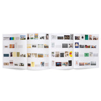 Eine mehrseitig gefaltete Broschüre, die vollständig auf einem weißen Hintergrund ausgebreitet ist und ein Raster mit Dutzenden von kleinen, farbenfrohen Kunstwerken und Fotos zeigt.