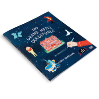 Ein auf einer weißen Fläche liegendes Buch mit dem Titel Das Grand Hotel der Gefühle von Lidia Branković. Das dunkelblaue Cover ist mit einem roten Hotel und verschiedenen fantasievollen Figuren illustriert, die Gefühle darstellen, darunter ein Geist, eine Spinne und ein Oktopus in einer Badewanne.
