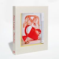 Ein cremefarbenes Buch mit dem Titel Thursdays von Peter Langer in roter Schrift auf dem Buchrücken, dessen Einband ein eingelassenes Foto einer umgekippten roten Gießkanne zeigt, die mit einer rosafarbenen, fransigen Handtasche und einer Goldkette drapiert ist.