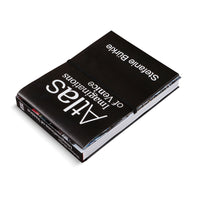 Ein schwarzes Buch mit dem Titel Atlas Imaginations of Venice von Stefanie Bürkle, das schräg auf einem weißen Hintergrund liegt und von einem schwarzen Gummiband zusammengehalten wird.