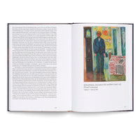 Ein aufgeschlagenes Kunstbuch, das auf der linken Seite Text und auf der rechten Seite das Gemälde Selbstbildnis. Zwischen Uhr und Bett von Edvard Munch mit Bildunterschrift zeigt.
