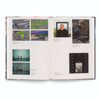 Ein aufgeschlagenes Kunstbuch zeigt auf einer Doppelseite verschiedene Kunstwerke, die sich auf Edvard Munchs Der Schrei beziehen. Links sind vier bunte, digital verzerrte Bilder des Schreis und zwei Fotografien in einem Atelier. Rechts sind ein Foto der schreienden Marina Abramović, ein düsteres Gemälde eines schreienden Kopfes und ein schwarzes Schallplattencover mit dem Schrei-Motiv abgebildet.