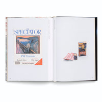 Ein aufgeschlagenes Buch, das auf zwei Seiten Motive von Edvard Munchs Der Schrei zeigt. Links ist das Cover des Magazins The Spectator mit einer Parodie des Gemäldes zu sehen. Rechts liegen eine Blechdose und einige Pflaster, die ebenfalls mit dem Schrei-Motiv bedruckt sind.