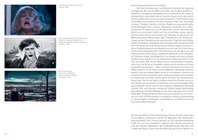 Eine Buchseite mit drei Bildern links und Text rechts. Die Bilder zeigen von oben nach unten: Ein Standbild einer schreienden Frau aus Wes Cravens Film Scream. Ein Schwarz-Weiß-Standbild einer Frau, die auf der Potemkinschen Treppe schreit, aus Sergei Eisensteins Film Panzerkreuzer Potemkin. Eine Fotografie von Marina Abramović, die eine Person zeigt, die im Freien vor einer Stadtlandschaft schreit.