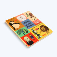 Das Kinderbuch Meine ersten Wörter von Ingela P. Arrhenius liegt schräg auf einer weißen Oberfläche. Das bunte Cover zeigt ein Raster mit verschiedenen Illustrationen, die von Edvard Munch inspiriert sind, darunter eine kindgerechte Version von Der Schrei, ein Löwe und ein tanzendes Paar.